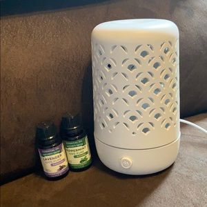 💗Essential Oil Diffuser w/ two essential oils!💗